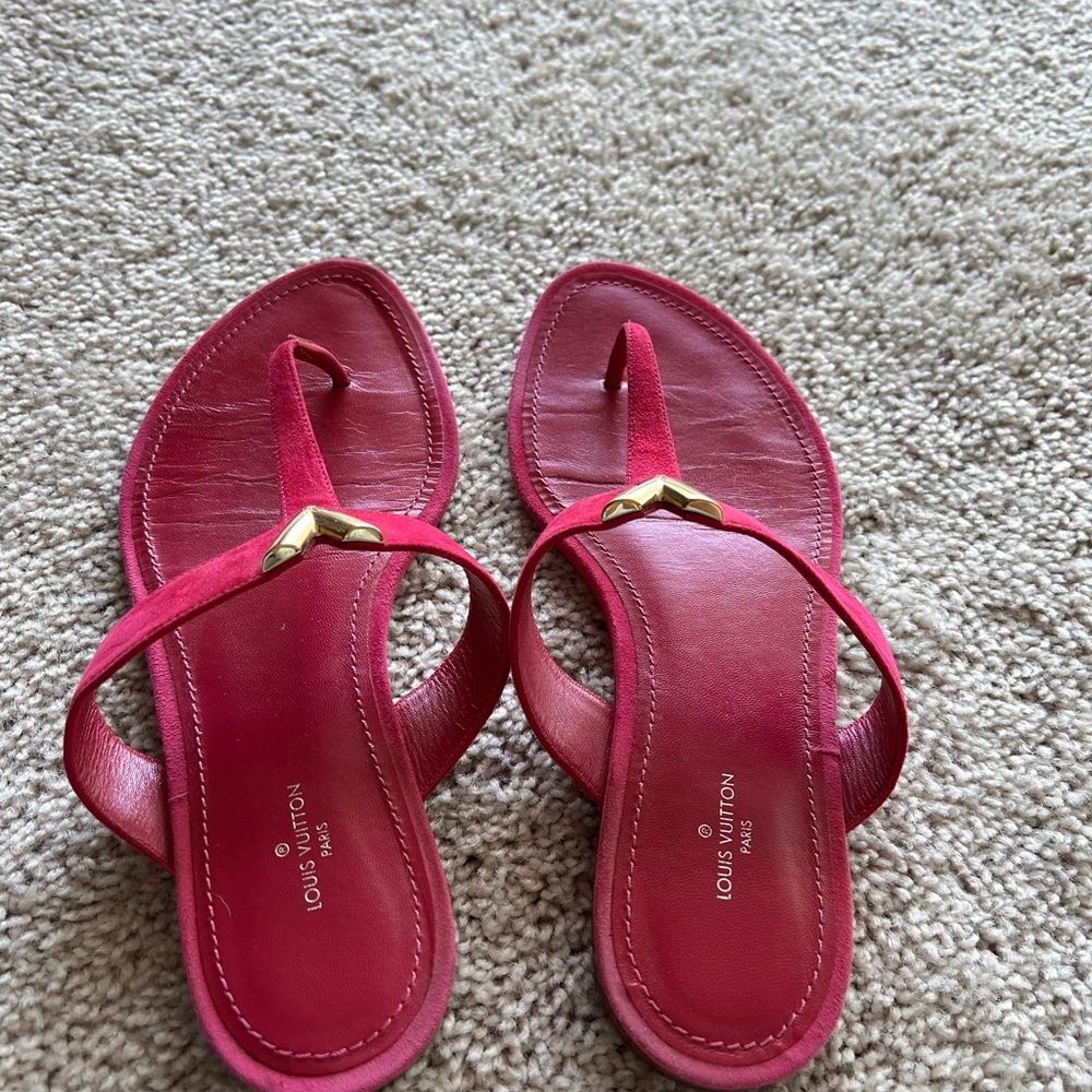 Beautiful Louis Vuitton Suede Thongs. Size 39.